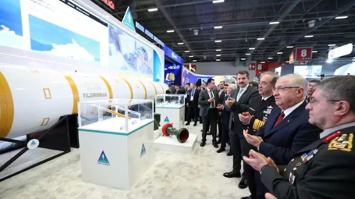 Türkiye’den 6 Bin Kilometre Menzilli Füze Tanıtımı