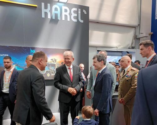 Cumhurbaşkanı Dan, BSDA 2026’da Karel Standını Ziyaret Etti - 1