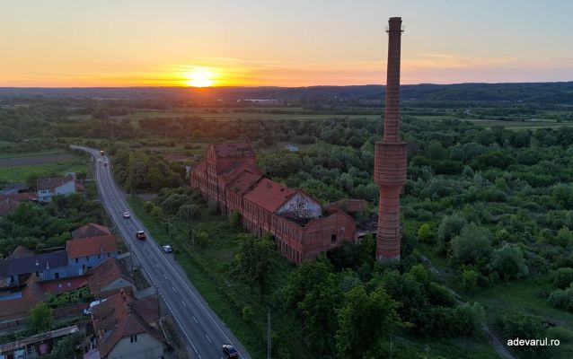 Unutulmuş fabrika harabeye döndü