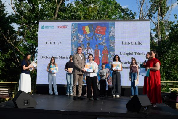 Yunus Emre Enstitüsü ile Türkçeyle Birleşen Gönüller, Dostluklarını Tuvale Yansıttı - 7