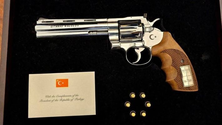 Nicușor Dan: Erdoğan'ın hediye ettiği tabancayı henüz görmedim