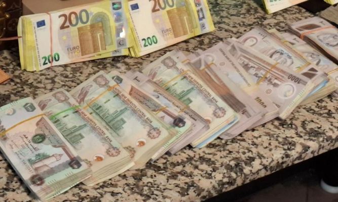 Çocuğa verilen çantadan 60 bin dolar çıktı