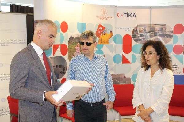 TİKA’dan Romanya’daki görme engellilere akıllı baston desteği - 8