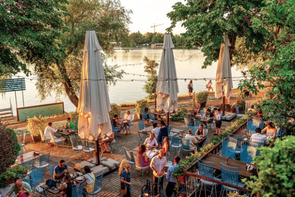 Romanya’da tarihî restoranlar, geçmişin izlerini kazanca dönüştürüyor - 3