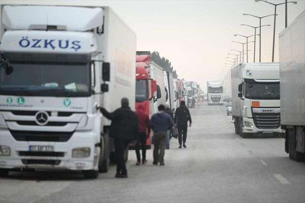 Türk TIR’larına Schengen engeli: Yük hazır, sürücü geçemiyor - 1