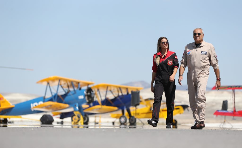 ‘Romanya’da gösteri yapan tek kadın akrobasi pilotu oldum’