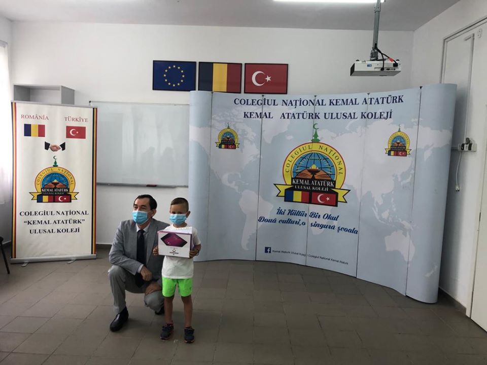 YTB’den Romanya’da 40 öğrenciye tablet