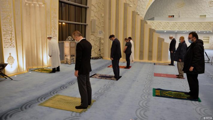 Almanya'da camiler üç vakit için ibadete açıldı